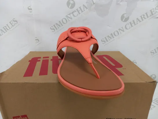 BOXED PAIR OF FITFLOPS GRACIE RUBBER CIRCLET LEATHER TOE POST SANDALS IN SUNSHINE CORAL - UK 7