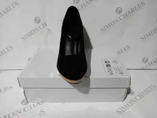 BOXED PAIR OF DESIGNER CLOSED TOE HEELED SHOES IN BLACK EU SIZE 41