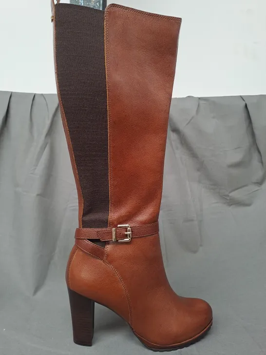 BOXED PAIR OF DUNE LONDON 511 SAREENA HEELED KNEE-HIGH BOOTS IN TAN SIZE 8