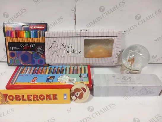 APPROXIMATELY 9 ASSORTED PRODUCTS TO INCLUDE; STABILO ART SET, NUDI BOOBIES, PERSONALISED TOBLERONE, DUMBO BIRTH CERTIFICATE HOLDER AND HEAVEN SENDS SNOWGLOBE