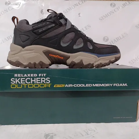 BOXED PAIR OF SKECHERS TERRAFOAM TRAINERS IN BLACK - SIZE 8