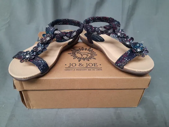 BOXED PAIR OF JO & JOE OPEN TOE SANDALS IN MULTICOLOUR SIZE 4