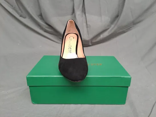 BOXED PAIR OF CASTAMERE FAUW SUEDE BLOCK HEEL SHOE IN BLACK SIZE 5