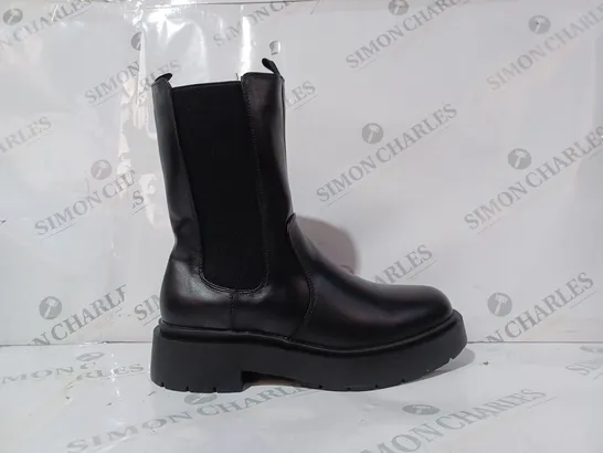 BOXED PAIR OF NEW LOOK FLAT CHUNKY HIGH ANKLE CHELSEA BOOTS IN BLACK UK SIZE 6