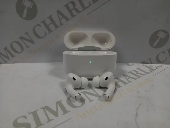 IN-EAR WIRELESS EARBUDS WITH CHARGING CASE IN WHITE