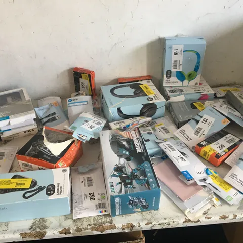 BOX OF ASSORTED CUSTOMER RETURNED ELECTRICALS TO INCLUDE: CABLES, HEADPHONES ETC