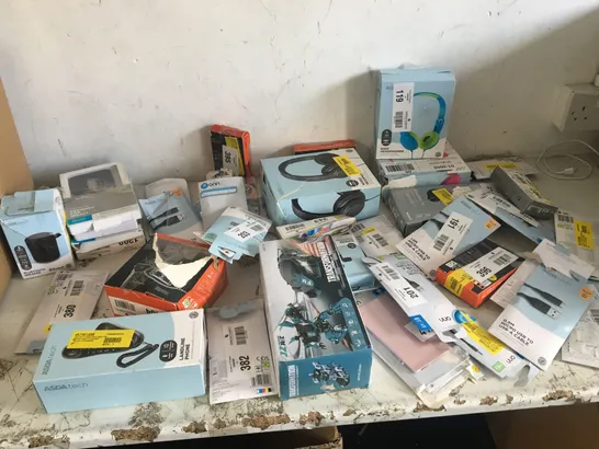 BOX OF ASSORTED CUSTOMER RETURNED ELECTRICALS TO INCLUDE: CABLES, HEADPHONES ETC