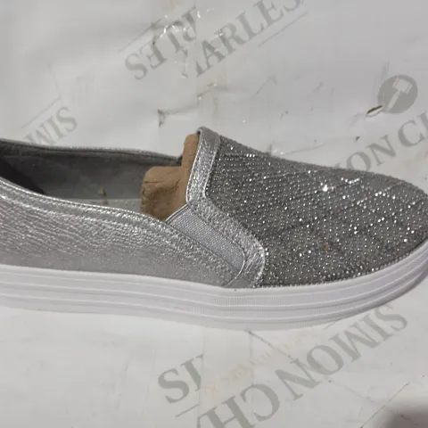 BOXED PAIR OF SKECHERS STREET DOUBLE UP DIAMOND SLIP ON TRAINERS IN GREY UK SIZE 4.5