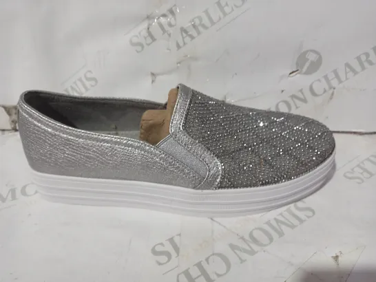 BOXED PAIR OF SKECHERS STREET DOUBLE UP DIAMOND SLIP ON TRAINERS IN GREY UK SIZE 4.5