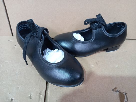 BOXED PAIR OF DESIGNER CHILDRENS TAP SHOES IN BLACK UK SIZE 11