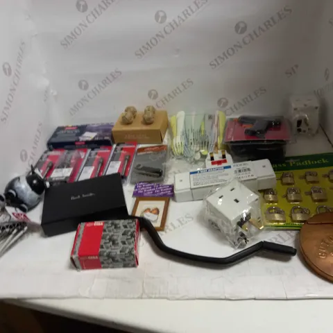 LOT OF ASSORTED HOUSEHOLD GOODS TO INCLUDE CISA PADLOCK, PAUL SMITH WALLET, AND DERWENT GRAPHITINT PAINT PAIN SET ETC.