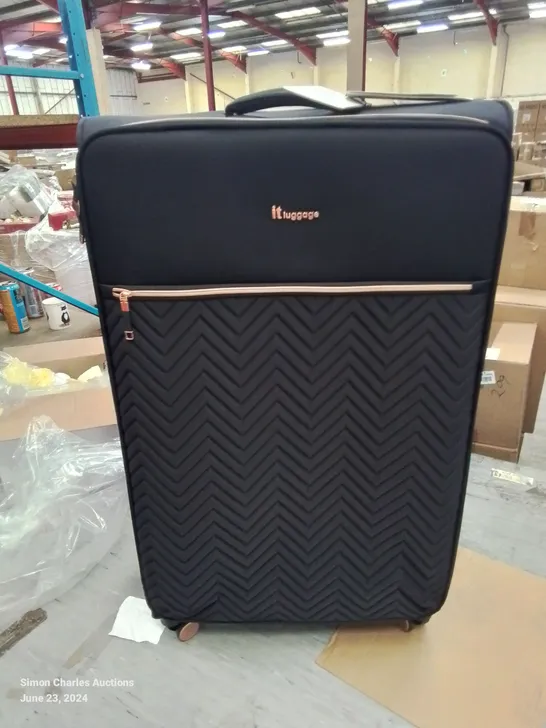 BRAND NEW BOXED IT LUGGAGE BRAND TRAVEL/SUITCASE IN BLACKNAND ROSE PINK