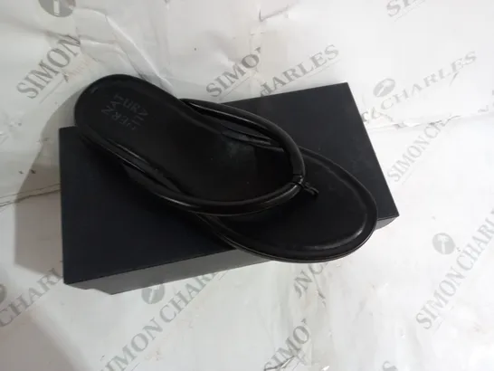 BOXED PAIR OF NATURALIZER BLACK SANDALS IN SIZE 6