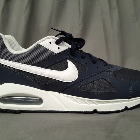 BOXED PAIR OF NIKE AIR MAX SHOES IN NAVY/WHITE UK SIZE 12