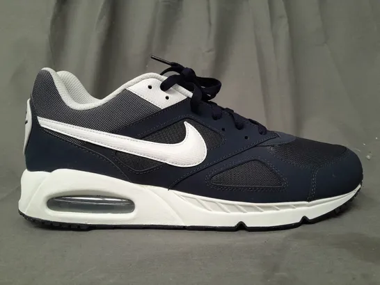 BOXED PAIR OF NIKE AIR MAX SHOES IN NAVY/WHITE UK SIZE 12