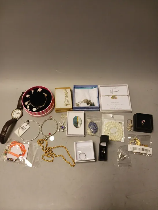 APPROXIMATELY 30 ASSORTED JEWELLERY PRODUCTS TO INCLUDE NECKLACES, RINGS, WATCHES ETC 