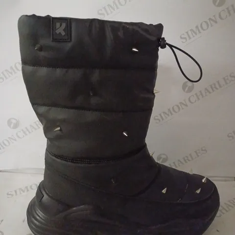 BOXED PAIR OF KOI THE RINGLEADER MEN'S SPIKED SNOW BOOTS SIZE 9