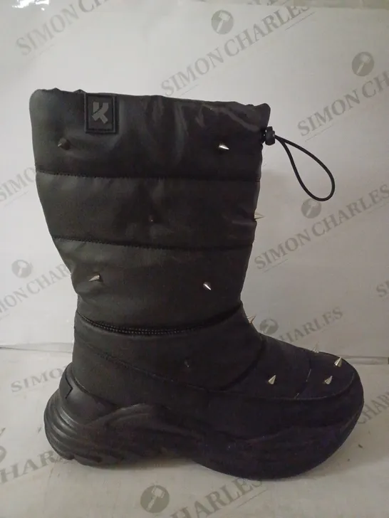 BOXED PAIR OF KOI THE RINGLEADER MEN'S SPIKED SNOW BOOTS SIZE 9