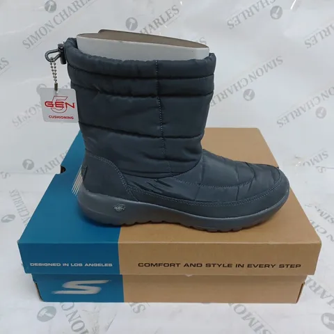 BOXED PAIR OF SKECHERS ON THE GO JOY PUFFER UPPER MID HEIGHT BOOT CHARCOAL SIZE 6.5