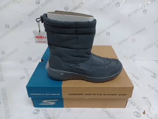 BOXED PAIR OF SKECHERS ON THE GO JOY PUFFER UPPER MID HEIGHT BOOT CHARCOAL SIZE 6.5