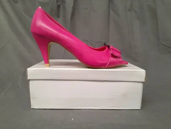 BOXED PAIR OF DESIGNER OPEN TOE MID HEELED SHOES IN FUCHSIA EU SIZE 38