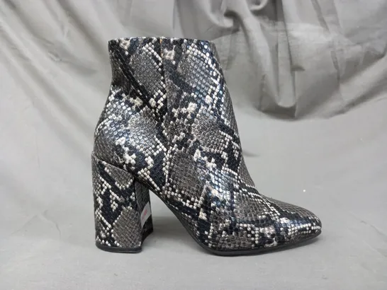 BOXED PAIR OF STEVE MADDEN ANKLE BOOTS IN GREY/OTHER SNAKE EU SIZE 37