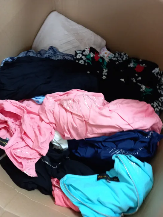 BOX OF APPROXIMATELY 20 ASSORTED ITEMS TO INCLUDES DRESSES, TOPS, JACKETS ETC