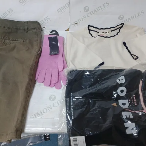 BOX OF APPROXIMATELY 25 ASSORTED CLOTHING ITEMS TO INCUDE - SHORTS,  GLOVES, SOCKS , T-SHIRTS ,ECT 