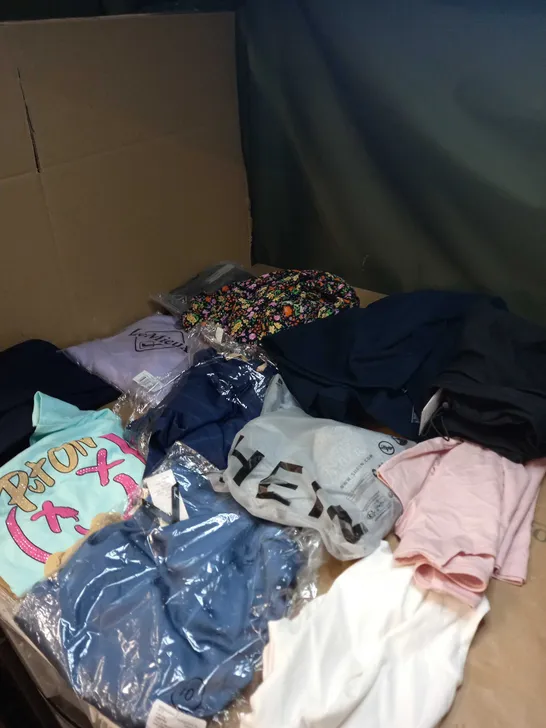 LOT OF APPROX 20 ASSORTED CLOTHING ITEMS TO INCLUDE JUMPERS, SOCKS AND T-SHIRTS