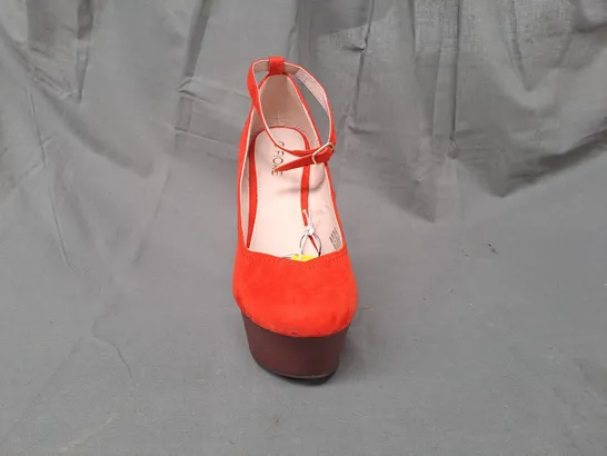 BOX OF APPROXIMATELY 8 PAIRS OF FIORE HIGH WOODEN PLATFORM SHOES IN ORANGE IN VARIOUS SIZES