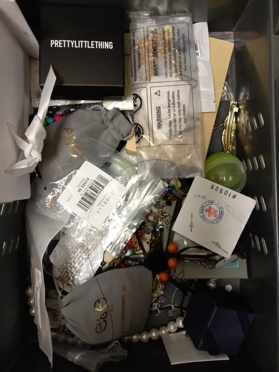 BOX OF APPROXIMATELY 20 ASSORTED JEWELLERY ITEMS OF VARIOUS DESIGNS TO INCLUDE CASIO WATCH, PEAR NECKLACE, SILVER EFFECT BANGLE ETC 