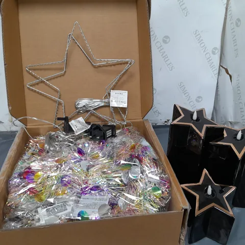 APPROXIMATELY 15 ASSORTED ITEMS TO INCLUDE LIGHT UP STAR FAUX CANDLES, LIT TINSEL, STAR LIGHTS, ETC - COLLECTION ONLY