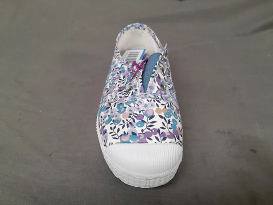 BOXED PAIR OF HAMPTON CANVAS KIDS SHOES IN BLUE/MULTI EU SIZE 31