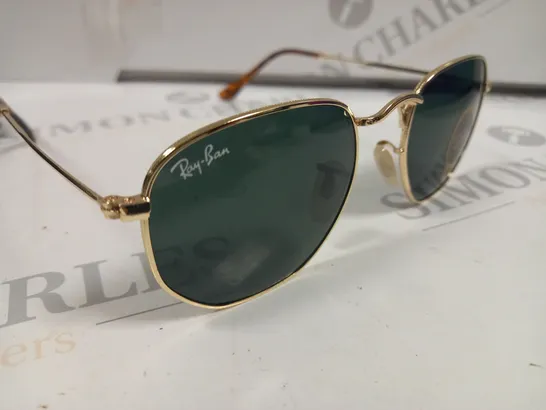 PAIR OF RAY BAN GLASSES