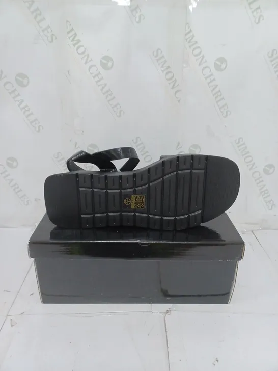 KOI FOOTWEAR LADIES BLACK CROC SKIN STYLE SLIDERS SIZE 7