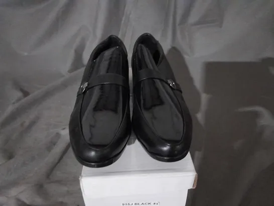 APPROXIMATELY 10 BOXED PAIRS OF BLACK LEATHER LOAFERS TO INCLUDE SIZE 7