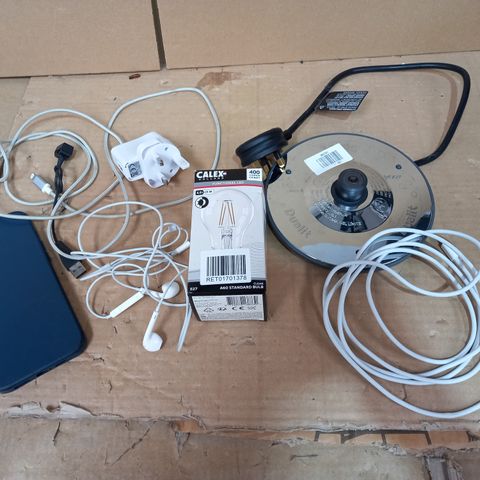LOT OF APPROXIMATELY 5 ASSORTED HOME ELECTRICAL ITEMS TO INCLUDE LIGHT BULB, CHARGING CABLES, DUALIT KETTLE BASE ETC 