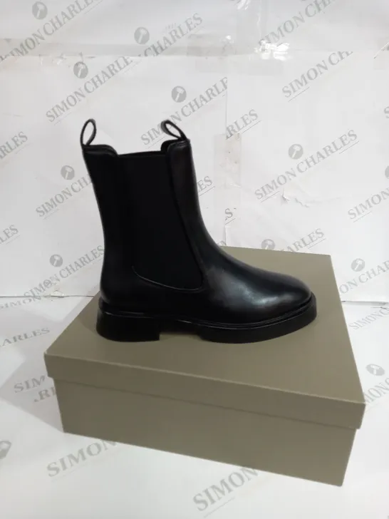 BOXED PAIR OF JIGSAW BLACK BOOTS SIZE 7