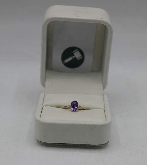 DESIGNER 9CT YELLOW GOLD RING SET WITH AN OVAL CUT AMETHYST AND DIAMONDS