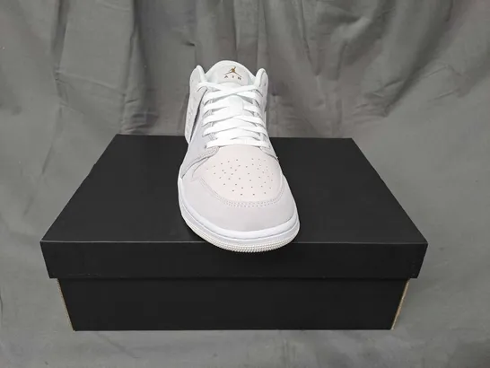 BOXED PAIR OF NIKE AIR JORDAN 1 LOW SHOES IN WHITE/GREY UK SIZE 10