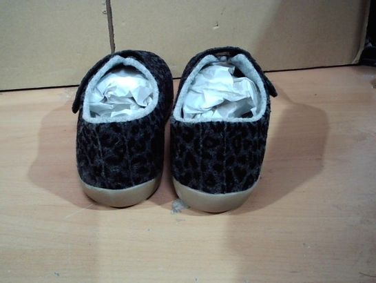 PAIR OF COSYFEET PUREWOOL SLIPPERS GREY LEAPORD PRINT SIZE 7