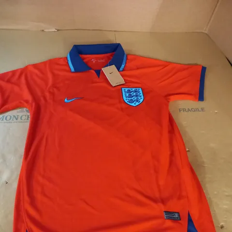 ENGLAND RED FOOTBALL SHIRT - M