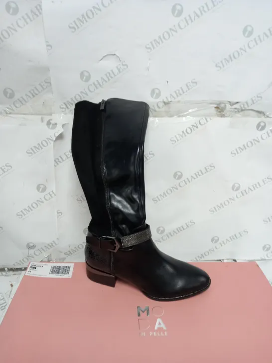 BOXED PAIR OF MODA IN PELLE TAMARRA KNEE BOOTS IN BLACK UK SIZE 8