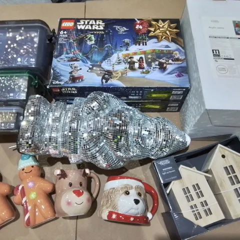 LOT OF APPROXIMATELY 30 ASSORTED SEASONAL ITEMS TO INCLUDE STRING LIGHTS, STAR WARS ADVENT CALENDERS AND CRACKERS 