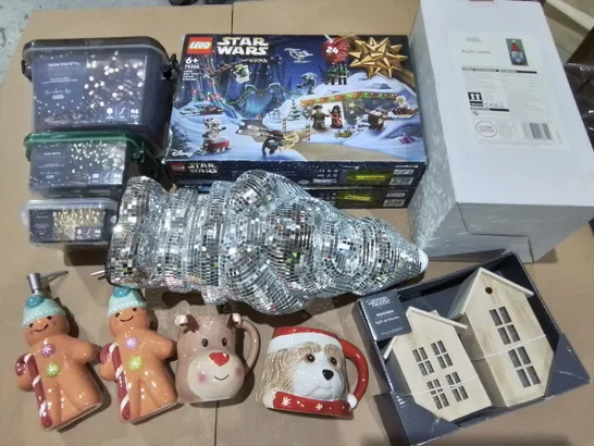 LOT OF APPROXIMATELY 30 ASSORTED SEASONAL ITEMS TO INCLUDE STRING LIGHTS, STAR WARS ADVENT CALENDERS AND CRACKERS 