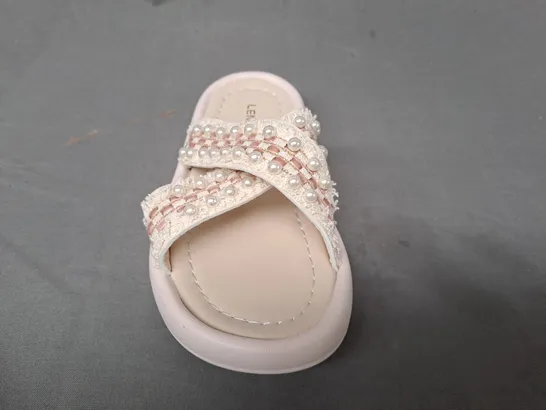 BOXED PAIR OF LEMON OPEN TOE KIDS SANDALS IN PALE PINK EU SIZE 31