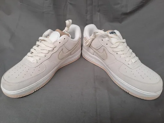 BOXED PAIR OF NIKE AIR FORCE 1 '07 SHOES IN LIGHT SAND UK SIZE 7