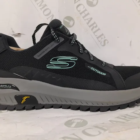 BOXED PAIR OF SKETCHERS ARCH FIT TRAINERS IN BLACK SIZE 6