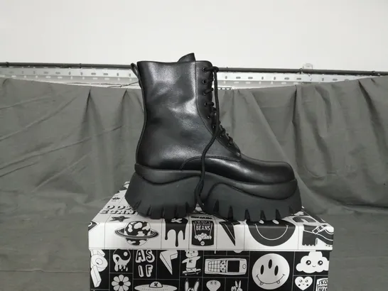 BOXED PAIR OF KOI RANCOR VILUN BLACK LACE UP BOOTS SIZE 5