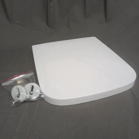 BOXED MASS DYNAMIC MUTE TOILET SEAT IN WHITE 